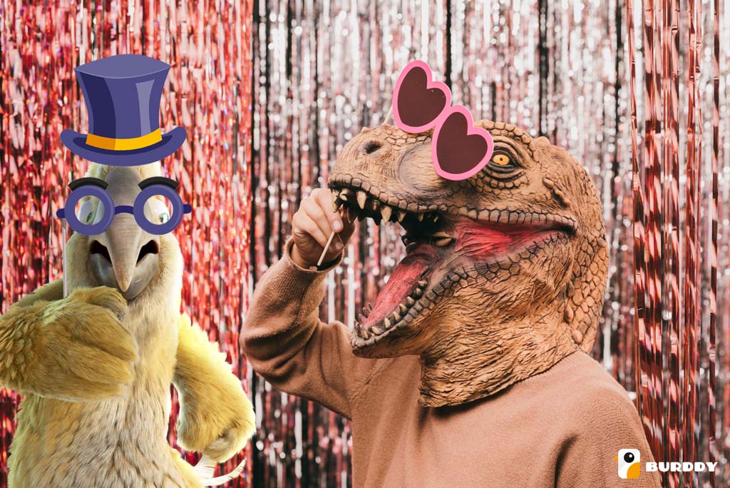 Pablo de Burddy et son ami le dinosaure profitent d'une animation de carnaval originale avec le photobooth