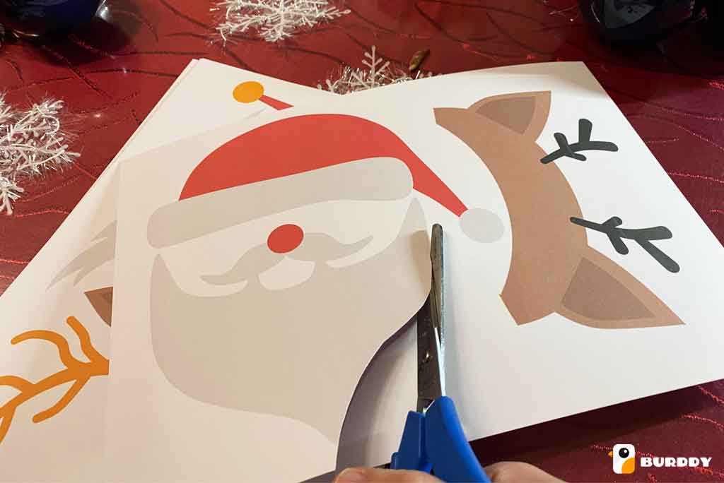 Découpez vos accessoires photobooth de Noël à l'aide de ciseaux ou d'un cutter