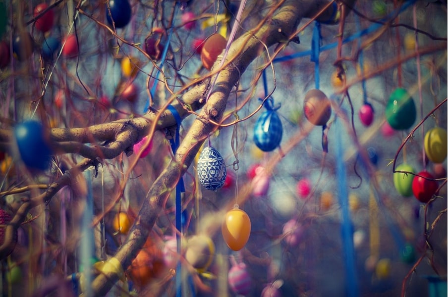 Décorer un arbre de Pâques, une activité originale à organiser avec les enfants