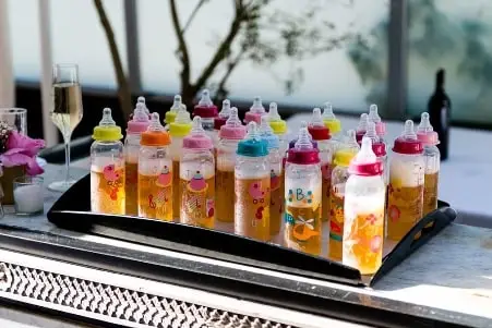 La course Ă la bouteille, un jeu de biberons terriblement drĂŽle !