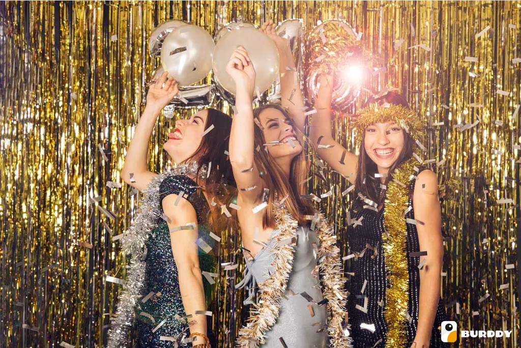 De jeunes femmes jouent les stars devant l'objectif du photobooth Burddy