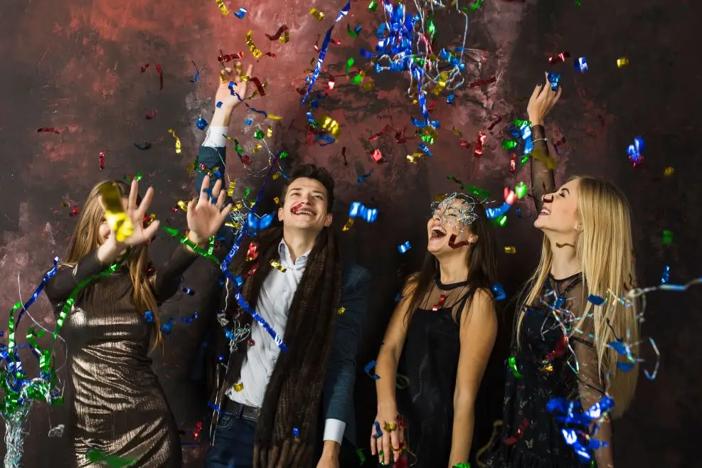 Des amis fêtent la nouvelle année et s'amusent