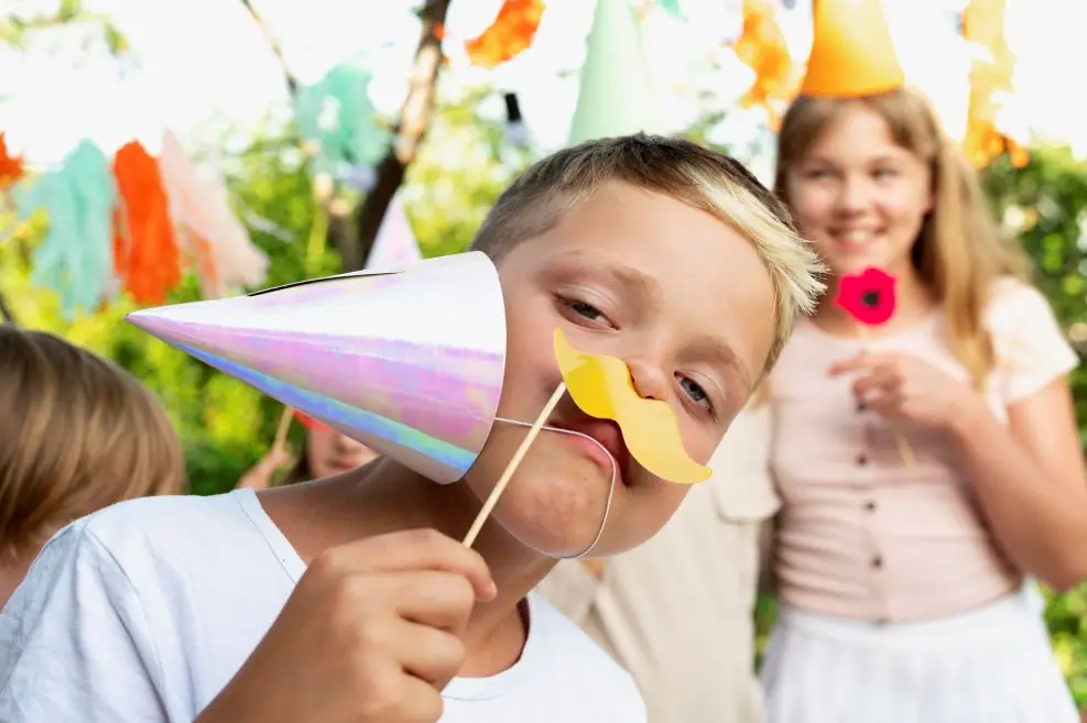Des enfants font la fête dans un jardin