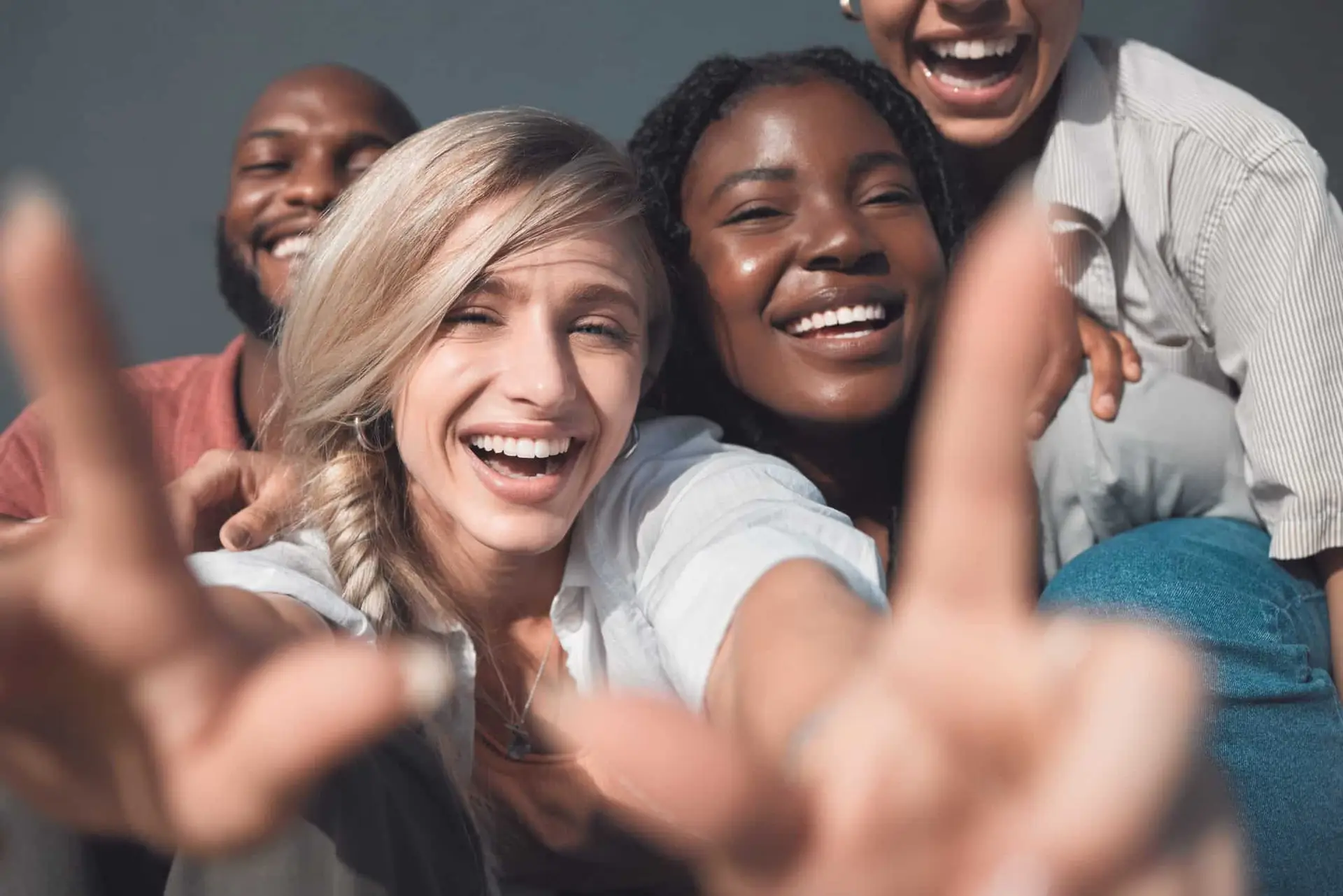 29 idées de pose devant un photobooth pour votre anniversaire