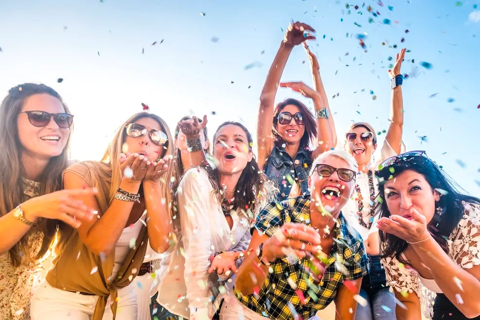 Un groupe de personnes font la fête et profitent du moment