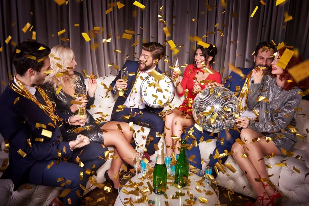Une fête entre amis avec de l'ambiance et des confettis