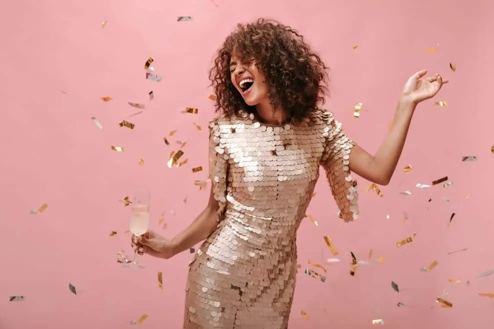 Une jeune femme fait la fête et prend la pose en face de l'objectif